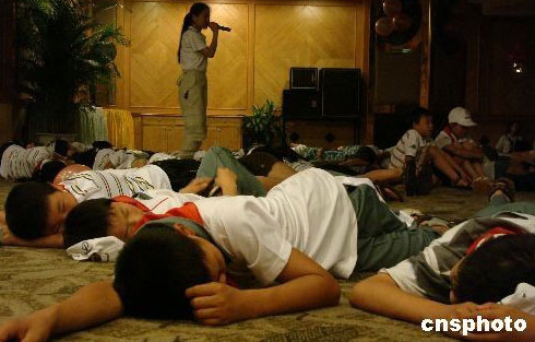 Children who survived the May 12 Sichuan earthquake relax during musical therapy in Haikou, Hainan Province, on Saturday, June 14, 2008. [File photo]