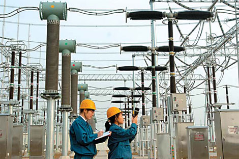 Technicians check power transmission lines in Shanxi province. [Xinhua]