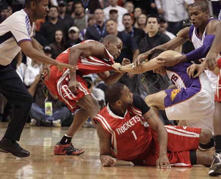 Houston Rockets guard Rafer Alston (2nd L) is grabbed by Phoenix Suns guard Steve Nash (C) of Canada as Suns guard Leandro Barbosa (R) of Brazil and Rockets guard Tracy McGrady (1) look on during the third quarter of their NBA basketball game in Phoenix, Arizona November 12, 2008. Rockets beat Suns 94-82. [Xinhua/Reuters]