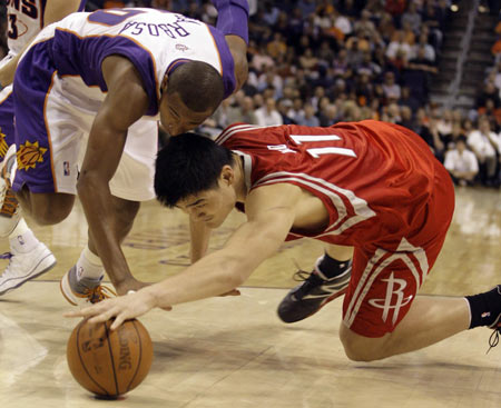 Houston Rockets center Yao Ming (R) of China and Phoenix Suns guard Leandro Barbosa of Brazil scramble to gain control of a loose ball in the second quarter during their NBA basketball game in Phoenix, Arizona November 12, 2008.[Xinhua/Reuters] 