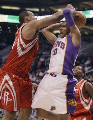 Phoenix Suns guard Leandro Barbosa (C) of Brazil is fouled by Houston Rockets forward Chuck Hayes (L) during the fourth quarter of their NBA basketball game in Phoenix, Arizona, November 12, 2008.[Xinhua/Reuters]