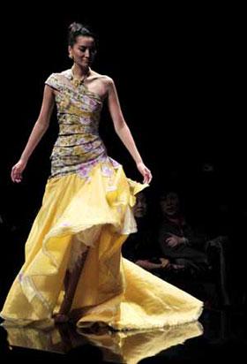 A model presents a creation during the closing show of Beijing Fashion Week in Beijing, capital of China, Nov. 12, 2008. [Guo Shasha/Xinhua] 