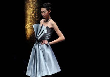 A model presents a creation during the closing show of Beijing Fashion Week in Beijing, capital of China, Nov. 12, 2008. [Guo Shasha/Xinhua] 