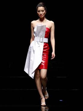 A model presents a creation during the closing show of Beijing Fashion Week in Beijing, capital of China, Nov. 12, 2008. [Guo Shasha/Xinhua] 
