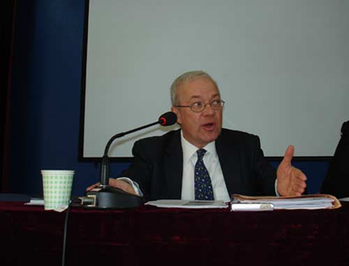 Alan Neal, Professor of the School of Law of the University of Warwick, delivers a lecture at the Institute of Law of the Chinese Academy of Social sciences on November 13, 2008. (China.org.cn) 