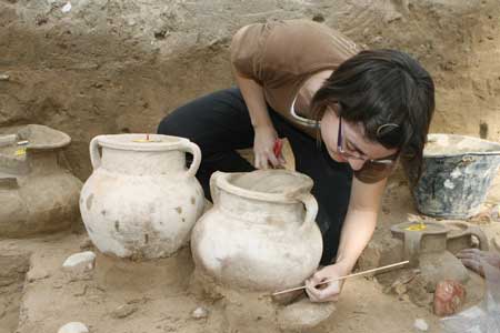 An archaeologist unearths a Phoenician pottery found at an excavation site in the port city of Tyre, southern Lebanon Nov. 12, 2008. Lebanese and Spanish archaeologists have discovered 2,900-year-old earthenware pottery that ancient Phoenicians used to store the bones of their dead after burning the corpses. 