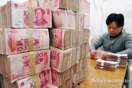 Staff of China Construction Bank count the banknotes in Hai'an, Jiangsu Province. [China Daily]