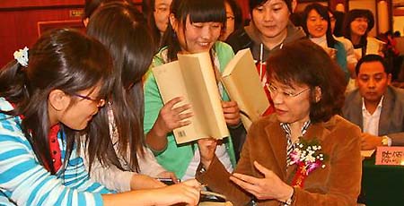 Zhang Haidi signs autographs for her fans after a session of the fifth national congress of the China Disabled Persons' Federation (CDPF) in Beijing, November 11, 2008. Zhang was elected as new chairperson of the CDPF on Thursday and former chairperson Deng Pufang would serve as an honorary chairman.