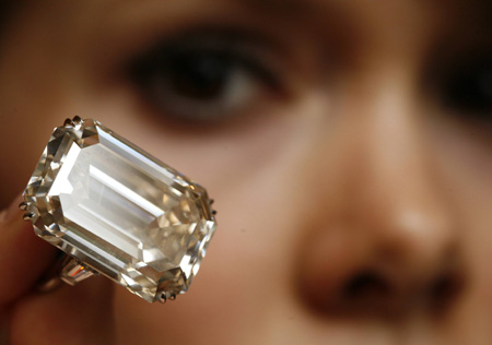 A Sotheby's employee diplays The Lesotho I, an emerald-cut diamond of 71,73 carats at the auction house in Geneva November 12, 2008. The diamond is expected to reach between $ 3,000,000 and 5,000,000 during the sale in Geneva November 19. [Agencies]