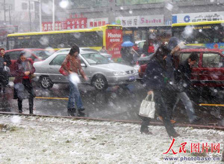 Heavy snow and rain hit Urumqi, capital city of northwest China's Xinjiang Uygur Autonomous Region on November 10, 2008. 