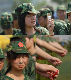 Post-90s students are found playing mobile phone and wearing nail polish in a military training arranged by their college.