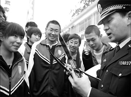 Beijing police target knife crime in schools