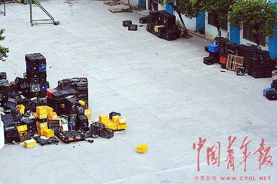 Some package boxes can be seen scattering in the courtyard of Hejun Toy Factory in Dongguan, Guangdong Province.