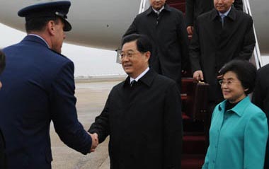 Chinese President Hu Jintao (C) and his wife Liu Yongqing (1st R) arrive in Washington, capital of the United States, on Nov. 14, 2008, for a summit to discuss issues concerning financial markets and the global economy.