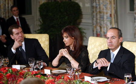 Russia's President Dmitry Medvedev (L), Argentina's President Cristina Fernandez de Kirchner (C) and Mexico's President Felipe Calderon attend a dinner for the participants in the G20 Summit on Financial Markets and the World Economy at the White House in Washington, November 14, 2008. 