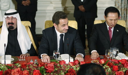 Saudi Arabia's King Abdullah (L), France's President Nikolas Sarkozy (C) and South Korean President Lee Myung-bak (L-R) attend a dinner for the participants in the G20 Summit on Financial Markets and the World Economy, at the White House in Washington November 14, 2008. 