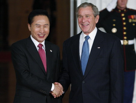 US President George W. Bush (R) greets South Korea's President Lee Myung-bak upon arrival at the North Portico of the White House before a dinner for the participants in the G20 Summit on Financial Markets and the World Economy in Washington November 14, 2008. 