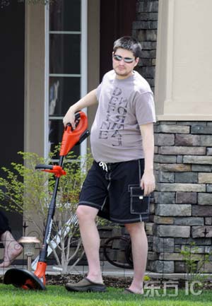 Thomas Beatie, the transgender man of Oregon who got pregnant by artificial insemination, mows the lawn at his home May 18, 2008. 