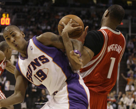 Phoenix Suns guard Raja Bell (L) fouls Houston Rockets guard Tracy McGrady in the second quarter of their NBA basketball game in Phoenix, Arizona November 12, 2008