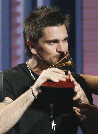 Singer Juanes of Colombia celebrates winning Best Male Pop Vocal Album for 'La Vida... Es un Ratico' at the 9th annual Latin Grammy Awards in Houston, Texas November 13, 2008.