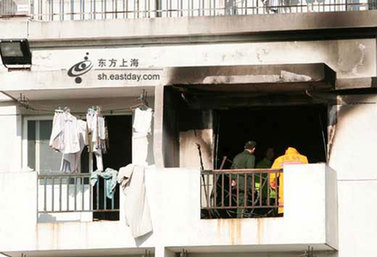 Firemen enter the room of the dormitory that caught fire early Friday, Nov 14, 2008. Four college students died after jumping off the window of their dormitory on the sixth floor. [Photo: sh.eastday.com]
