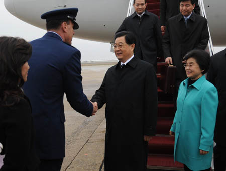 Chinese President Hu Jintao (C) and his wife Liu Yongqing (1st R) arrive in Washington, capital of the United States, on Nov. 14, 2008, for a summit to discuss issues concerning financial markets and the global economy. 