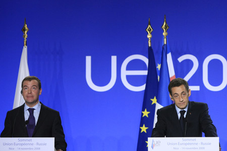 Russian President Dmitry Medvedev (L) and French President Nicolas Sarkozy attend a press conference of the EU-Russian summit in Nice, southern France, Nov. 14, 2008. The EU and Russia held the summit in Nice on Nov. 14.