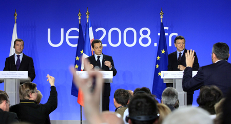 Russian President Dmitry Medvedev (L), French President Nicolas Sarkozy (C) and European Commission President Jose Manuel Barroso attend a press conference of the EU-Russian summit in Nice, southern France, Nov. 14, 2008. The EU and Russia held the summit in Nice on Nov. 14.