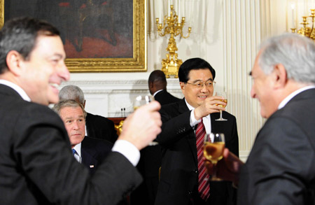 Chinese President Hu Jintao (2nd R) toasts during a reception dinner hosted by Bush for the leaders attending the Summit on Financial Markets and the World Economy in Washington, U.S., November 14, 2008. 