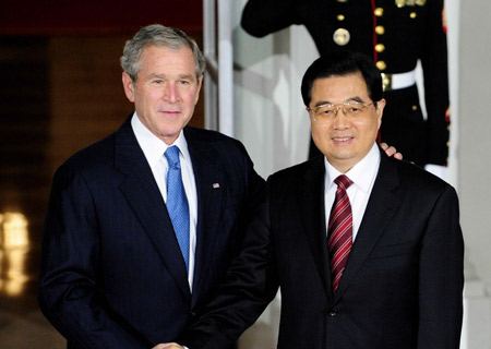 Chinese President Hu Jintao (R) is greeted by U.S. President George W. Bush upon his arrival at the North Portico of the White House before a reception dinner hosted by Bush for the leaders attending the Summit on Financial Markets and the World Economy in Washington, U.S., Nov. 14, 2008.