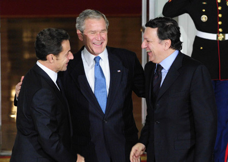 .S. President George W. Bush (C) greets French President Nicolas Sarkozy (L) and European Commission President Jose Manuel Barroso upon their arrival at the North Portico of the White House before a dinner for the participants in the Summit on Financial Markets and the World Economy in Washington, November 14, 2008.