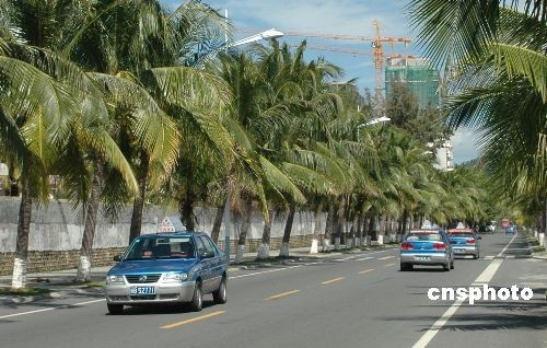 All taxi drivers in Sanya of Hainan Province returned to work on November 13, ending a five-day strike after getting solemn promises from the government.