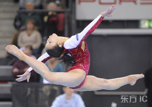 Cheng, nicknamed 'queen of vault', grabbed three gold medals at the Stuttgart Gymnastics World Cup on November 15th, 2008. [Photo: sports.qq.com] 