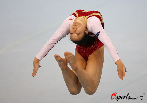 Cheng, nicknamed 'queen of vault', grabbed three gold medals at the Stuttgart Gymnastics World Cup on November 15th, 2008. [Photo: sports.qq.com] 