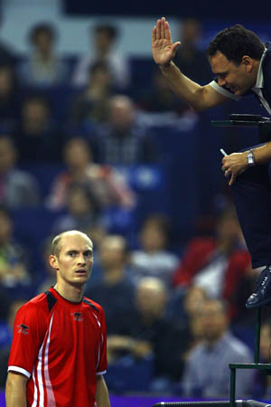 Russia's Nikolay Davydenko (L) talks with the umpire during the final of men's singles against Serbia's Novak Djokovic at Tennis Masters Cup Shanghai, 2008, in Shanghai, Nov. 16, 2008. Novak Djokovic won the title by defeating Davydenko 6-1, 7-5. [Xinhua]