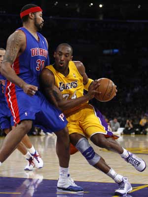 Los Angeles Lakers' Kobe Bryant (R) drives past Detroit Pistons' Rasheed Wallace during the first half of their NBA basketball game in Los Angeles November 14, 2008.