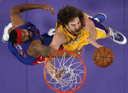 Los Angeles Lakers Pau Gasol (R) of Spain is fouled by Detroit Pistons Rasheed Wallace as he goes up to shoot during their NBA basketball game in Los Angeles, November 14, 2008. 