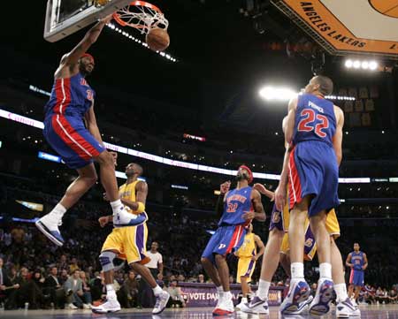 Detroit Pistons' Rasheed Wallace (L) slam dunks against the Los Angeles Lakers during their NBA basketball game in Los Angeles November 14, 2008. 