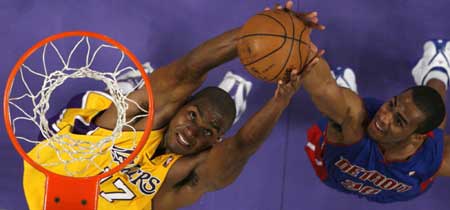 Los Angeles Lakers Andrew Bynum (L) fights for a rebound with Detroit Pistons Arron Afflalo during their NBA basketball game in Los Angeles, November 14, 2008.