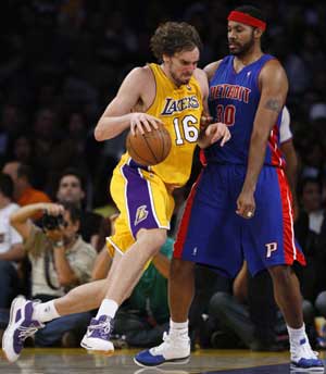 Los Angeles Lakers Pau Gasol (L) of Spain runs into the defense of Detroit Pistons Rasheed Wallace during their NBA basketball game in Los Angeles November 14, 2008. 