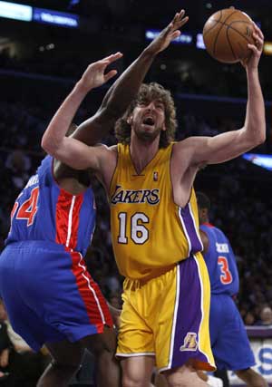 Los Angeles Lakers Pau Gasol (R) of Spain runs into the defense of Detroit Pistons Jason Maxiell during their NBA basketball game in Los Angeles, November 14, 2008. 