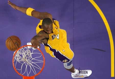 Los Angeles Lakers Kobe Bryant slam dunks against the Detroit Pistons during their NBA basketball game in Los Angeles, November 14, 2008. Bryant overtook Larry Bird and Gary Payton to reach 22nd on the all-time NBA scoring list, during the game.