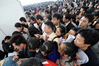 Job seekers crowd into an employer's stall at the job fair for medicine graduates in Nanning, capital of east China's Jiangsu Province, Nov. 15, 2008. A job fair kicked off here on Saturday with over 5,000 jobs vacancies provided by more than 100 enterprises. [Sun Can/Xinhua]