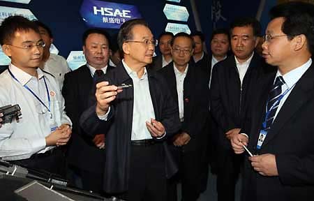 Chinese Premier Wen Jiabao (C) inspects a medium-sized enterprise in Shenzhen of south China's Guangdong Province, November 14, 2008. 