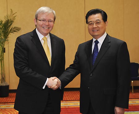 Chinese President Hu Jintao (R) shakes hands with Australian Prime Minister Kevin Rudd during their meeting in Washington Nov. 16, 2008.