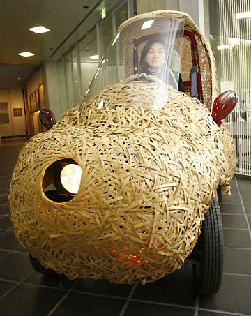 'Bamgoo', an electric car with a body made out of bamboo, is displayed in Kyoto, western Japan November 14, 2008. [Photo: China Daily/Agencies] 