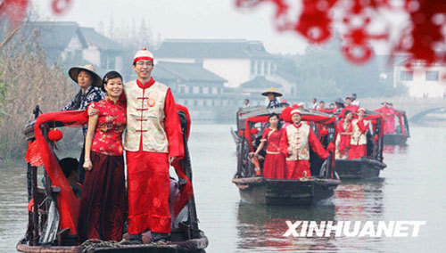 Twelve couples start a romantic cruise on a river at Shajiabang water village in Changshu, east China's Jiangsu Province on November 16, 2008. [Photo: Xinhua]