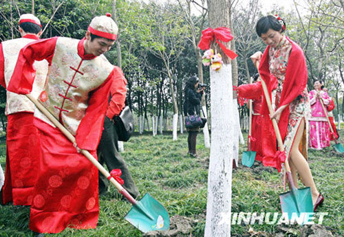 A newly-married couple plants a 'Happy Tree' that symbolizes their eternal love during a wedding ceremony at Shajiabang water village in east China's Jiangsu Province on November 16, 2008. [Photo: Xinhua]