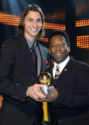 Inter Milan's Swedish striker Zlatan Ibrahimovic and former Brazilian soccer player Pele pose with 'The Ball of Gold' after the Swedish Soccer Award 2008 Gala dinner at the Globen Arena in Stockholm Nov. 17, 2008. [Xinhua/Reuters]