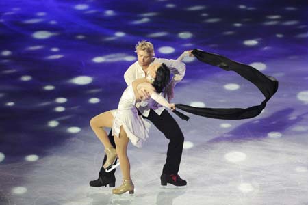 France's skaters Isabelle Delobel (L) and Olivier Schoenfelder perform during the gala presentation at Bompard Trophy event at Bercy in Paris, November 16, 2008.[Agencies]